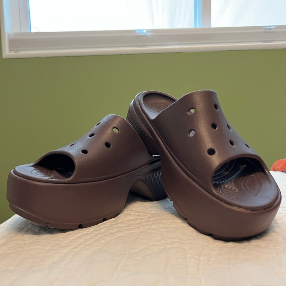 LIKE NEW Platform CROCS in Chocolate